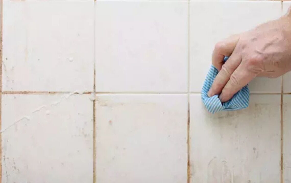 Fayans aralarındaki kararmayı saniyeler içinde yok eden karışım bulundu