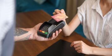 Kafe ve restoranlarda masa kullanım ücreti alanlar yandı