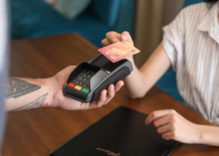 Kafe ve restoranlarda masa kullanım ücreti alanlar yandı