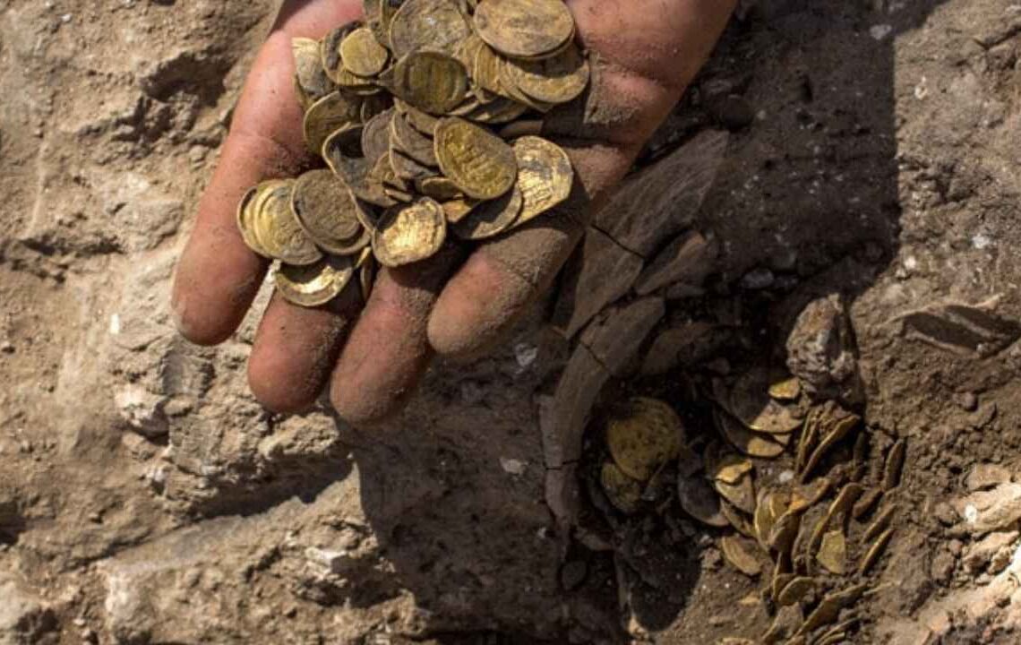 Kazı yaparken 20 bin sikke buldu! Değeri inanılmaz