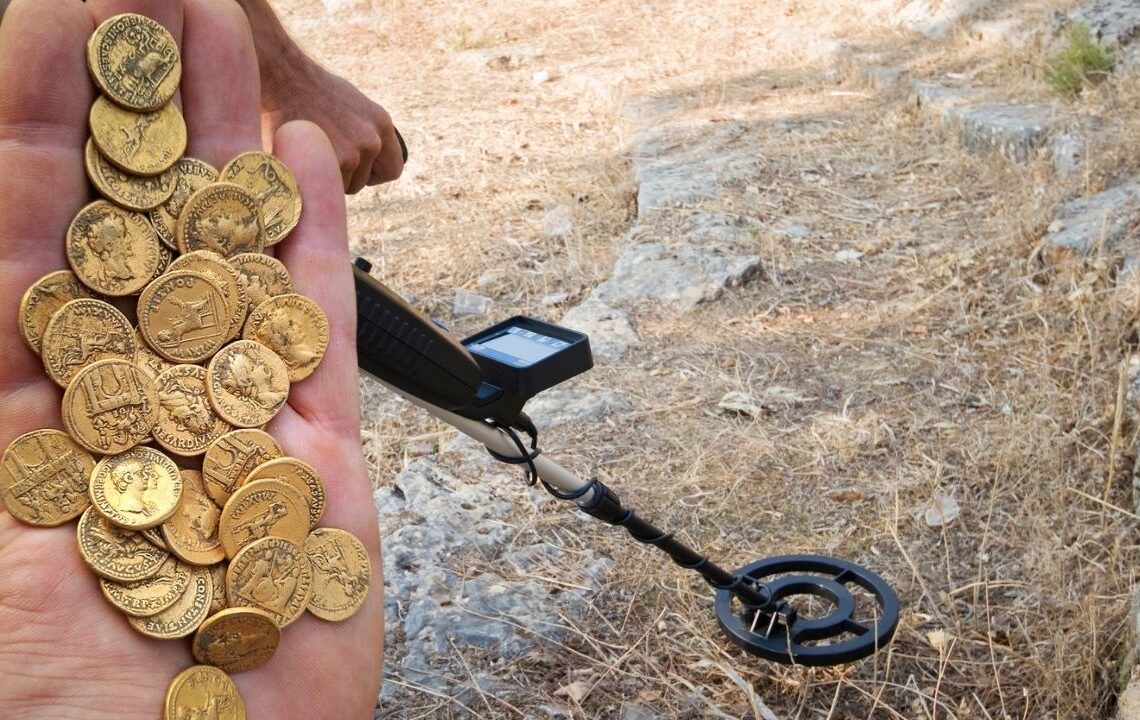 Metal dedektörüyle servet değerinde 2 bin yıllık hazine buldu