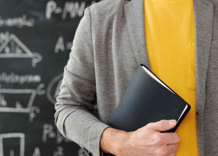 Öğretmenler Artık Bu Kıyafetleri Giyemeyecek!