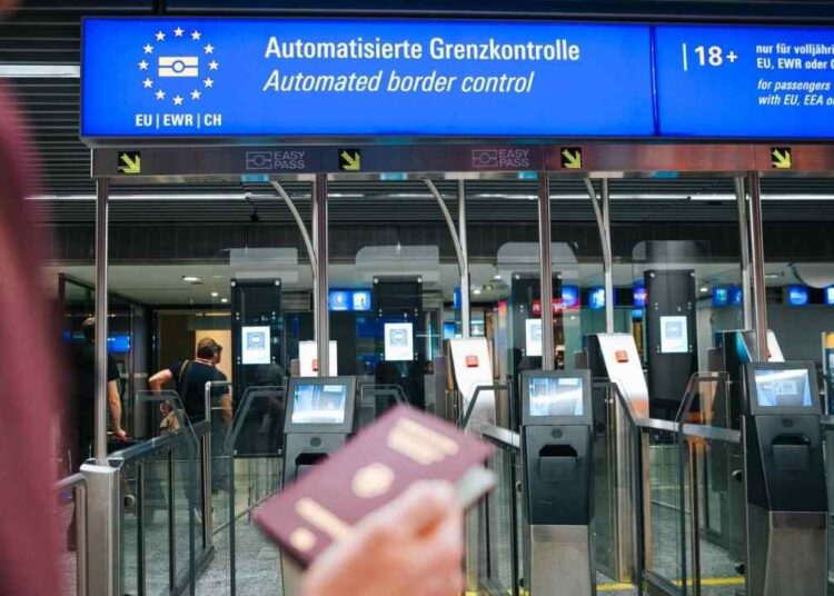 Pasaport Kontrolünde Bunu Yapmayanlar Geçemiyor!