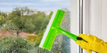 Pencereleri hızlı temizlemenin basit yolu: zaman kazandırıyor