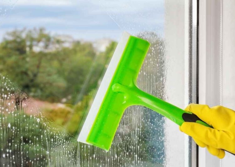 Pencereleri hızlı temizlemenin basit yolu: zaman kazandırıyor