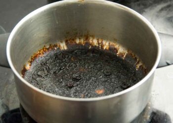 Tenceredeki Yanık Lekeleri Tek Hareketle Çıkacak