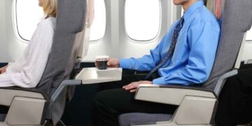 Uçaklarda koltuk yatırma devri bitiyor