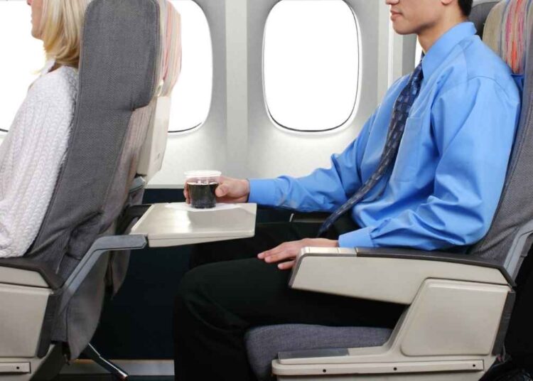 Uçaklarda koltuk yatırma devri bitiyor